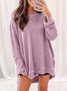 Dettaglio della trama in maglia a nido d'ape lavanda e dell'orlo con spacco sulla maglia