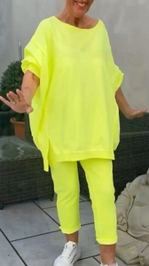 Zweiteiliges Damen-Freizeitset in Neon-Gelb mit Oversize-Oberteil und passender gerader Hose