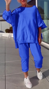 Detailansicht des blauen Langarm-Tops und der Caprihose im lässigen Outdoor-Lifestyle-Look