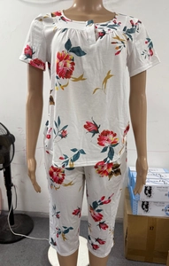 Détail d'un ensemble pyjama d'été avec imprimé floral rose et encolure boutonnée