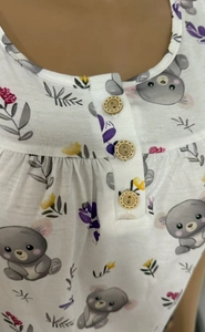 Gros plan sur le col Henley avec boutons en bois et motif floral de koala imprimé