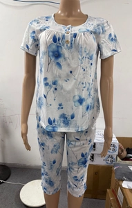 Détail de l'ensemble pyjama d'été femme avec imprimé floral bleu et col boutonné élégant
