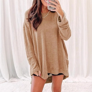 Top oversize da donna in maglia a nido d'ape color cammello con spacco laterale