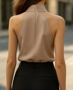 Detail eines khakifarbenen Halterneck-Tops mit Reißverschluss hinten aus feinem Webstoff