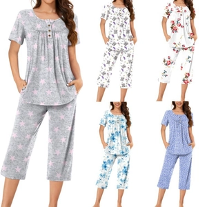 Pyjama femme manches courtes et pantalon Capri avec encolure à boutons et motifs floraux