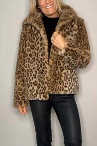 Detalle de chaqueta de piel sintética con estampado de leopardo, solapa grande y botones