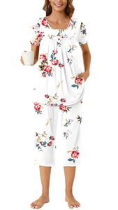 Détail de l'ensemble de pyjama fleuri pour femme avec imprimés rouges et col boutonné