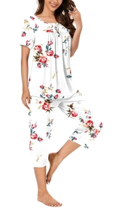Détail du pyjama à fleurs avec boutons au col rond et tissu en coton doux de haute qualité