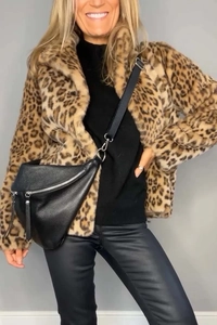 Detalle de abrigo de piel sintética con estampado de leopardo y bolso de cuero negro