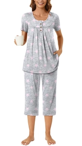 Détail d'imprimé étoiles roses sur ensemble pyjama gris à manches courtes pour femmes
