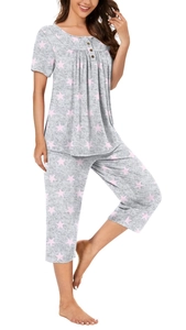 Détail du haut de pyjama gris avec motif étoiles, col boutonné et poitrine plissée