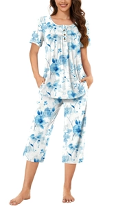 Détail du pyjama fleuri pour femme montrant l'encolure boutonnée et les poches latérales