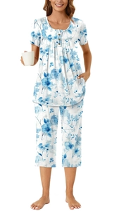 Détail du pyjama à imprimé floral avec boutons au col et poches latérales pratiques