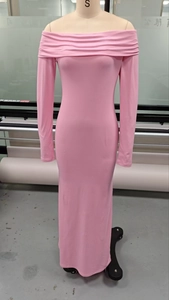 Dettaglio dell'elegante scollatura rosa con spalle scoperte e tessuto a coste slim fit