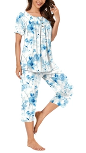 Détail des boutons en bois et imprimé floral bleu sur pyjama blanc à manches courtes