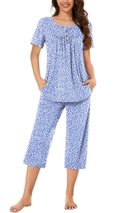 Détail du pyjama bleu ciel imprimé avec col rond, boutons et petite poche sur la poitrine