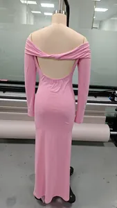 Dettaglio del retro dell'abito rosa con spalle scoperte e nodo intrecciato elegante