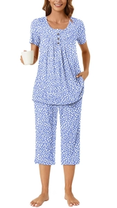Détail d'un pyjama bleu clair à manches courtes avec imprimé floral et col boutonné