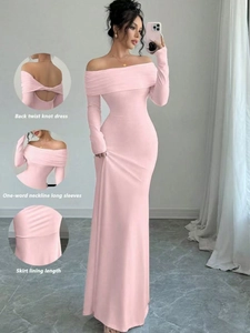 Dettaglio dell'abito rosa con spalle scoperte, nodo sulla schiena e silhouette a sirena