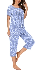 Détail d'un pyjama bleu à pois avec manches courtes et boutons au col rond