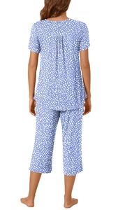 Détail d'un ensemble pyjama femme à manches courtes avec imprimé pois et plis dans le dos
