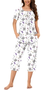 Détail d'un pyjama en coton doux avec motifs koalas et feuilles violettes