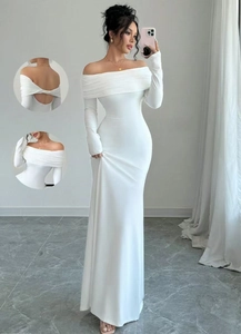 Dettaglio vestito bianco con spalle scoperte, scollo incrociato e schiena aperta sexy