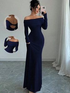 Dettaglio dello scollo a barca e dell'elegante apertura sulla schiena dell'abito blu navy