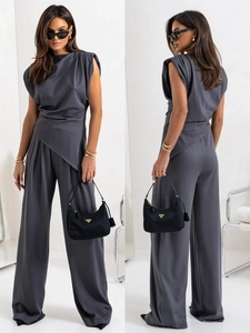 Détails de l'ensemble deux pièces gris anthracite avec haut à épaulettes et pantalon large