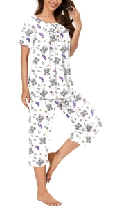 Détail d'un pyjama d'été avec imprimés koala et col rond boutonné pour femmes