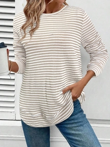 Detalle de la tela de punto a rayas caqui y blanco con textura de malla hueca suave