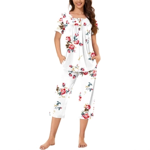 Pyjama d'été femme avec haut blanc à manches courtes et pantalon court à imprimé floral