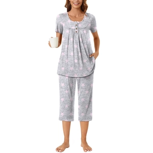 Pyjama 2 pièces gris pour femme avec imprimé étoiles, haut manches courtes et pantacourt