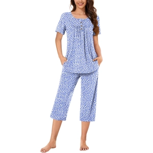 Pyjama deux pièces pour femme bleu ciel à pois avec haut à manches courtes et pantalon