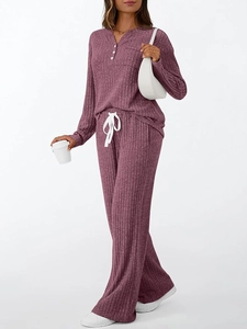 Detail eines malvenfarbenen Rippstrick-Loungewear-Sets mit V-Ausschnitt und Gummizug