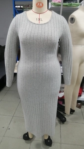 Detalle del vestido gris de punto acanalado de manga larga con rayas y talla 1XL