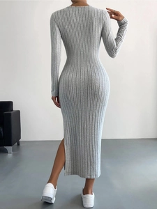 Detalle del vestido de punto gris con textura acanalada y abertura lateral moderna