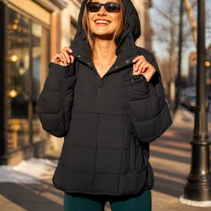 Veste anorak matelassée noire pour femme avec capuche et grande poche frontale chic