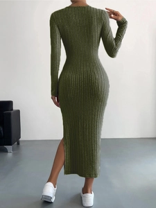 Detalle del vestido de punto verde oscuro con abertura lateral y un corte ajustado moderno