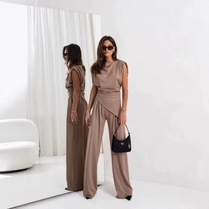 Ensemble chic kaki deux pièces avec haut sans manches drapé et pantalon large à taille haute
