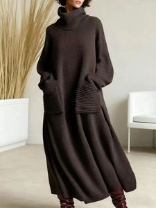 Makro-Detail des übergroßen dunkelbraunen Strickkleides mit Stehkragen und großen Aufsatztaschen