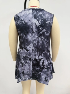 Πίσω όψη του αμάνικου tie-dye τοπ σε μεγάλο μέγεθος με ανώμαλο στρίφωμα και υφή μελάνης
