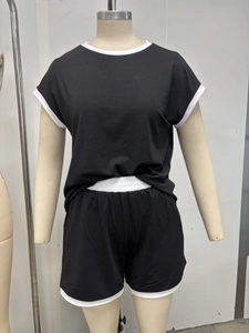 Détail de l'ensemble de détente noir avec liseré blanc contrastant sur le col et le short à cordon