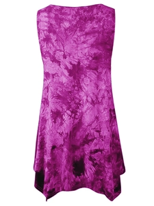 Λεπτομέρεια από μωβ tie-dye μπλούζα με λαιμόκοψη V και ασύμμετρο τελείωμα μαντηλιού