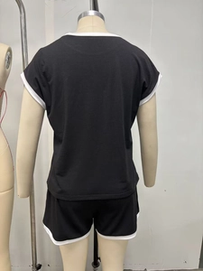 Détail de l'ensemble de pyjama d'été noir avec bordure contrastée blanche et manches courtes