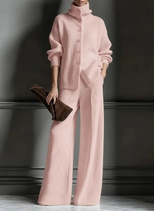 Elegantes hellrosa Strick-Zweiteiler-Set mit Rollkragen-Cardigan und weiter Strickhose