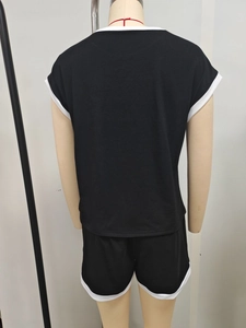 Vue arrière d'un ensemble de détente noir avec liseré blanc sur le t-shirt et le short