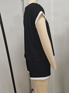 Détail d'un ensemble de nuit décontracté avec bordures blanches sur tissu noir