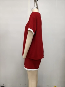 Detail von rotem Strick-Set mit kontrastierenden weißen Rändern und feiner Rippenstruktur