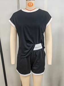 Détail de l'ensemble pyjama noir avec liseré blanc et ourlet torsadé sur le haut